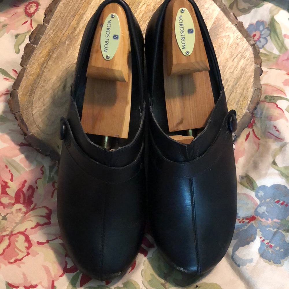 DANSKO  size EU42 US11.5-12  Pull-on Clogs Black Leather Strap Detail $109 MSRP